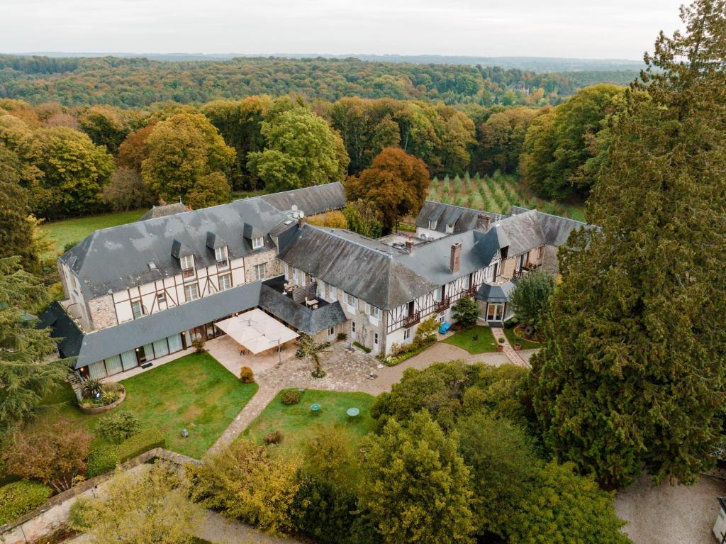 バニョール・ドゥ・ロルヌにあるLe Manoir du Lys, The Originals Relaisの大家の木々の空中