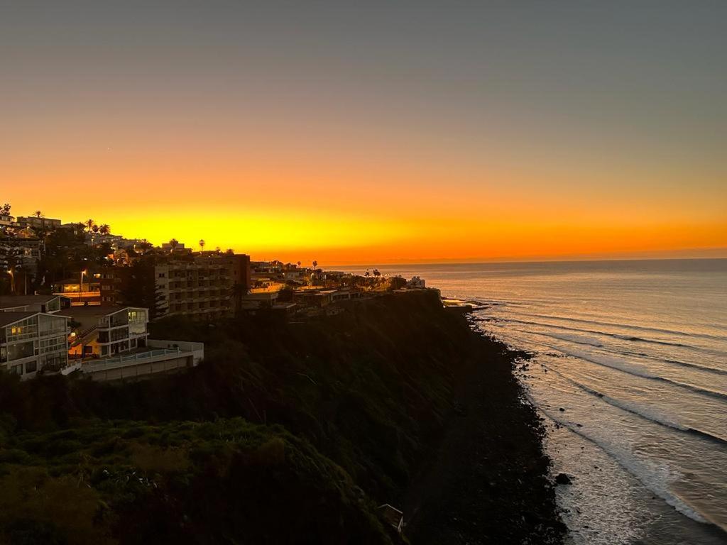 テヒーナにあるBajamar Guest House Aの海と海の夕日