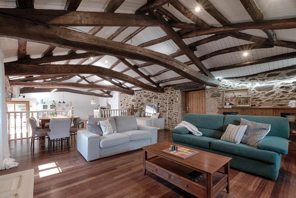 拉科魯尼亞的住宿－A Casa de Andrea，客厅配有2张蓝色的沙发和1张桌子