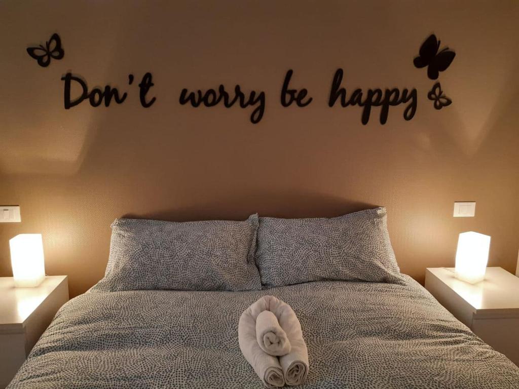 1 dormitorio con 1 cama con mariposas en la pared en Casa Ohana, en Ancona
