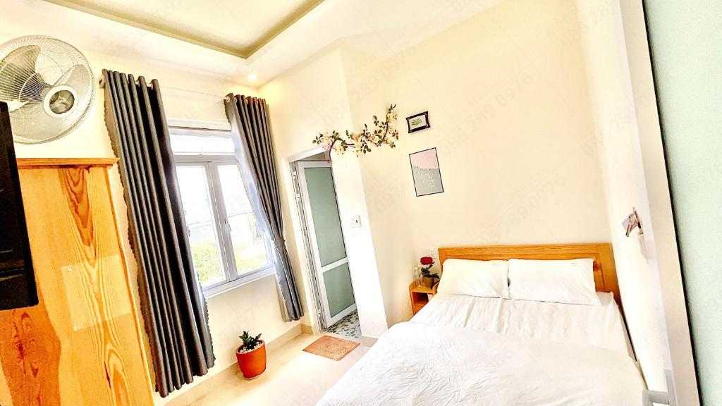 Giường trong phòng chung tại Môn Bạc Home