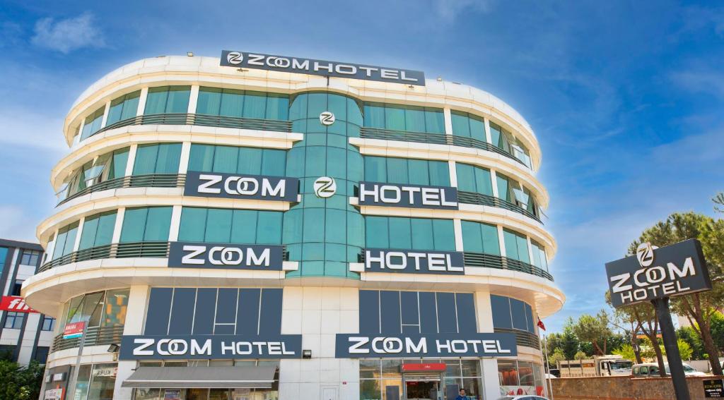 un edificio con il nome dell'hotel di ZOOM HOTEL a Istanbul