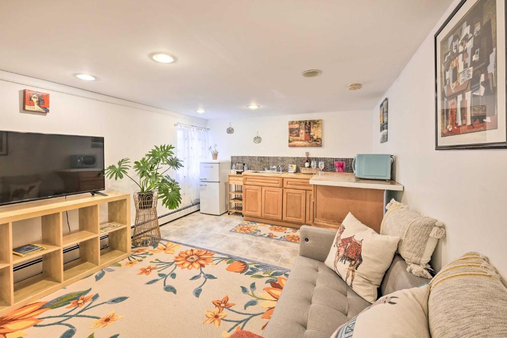 sala de estar con sofá y cocina en Waterfront Island Park Escape 1 Mi to Long Beach en Island Park