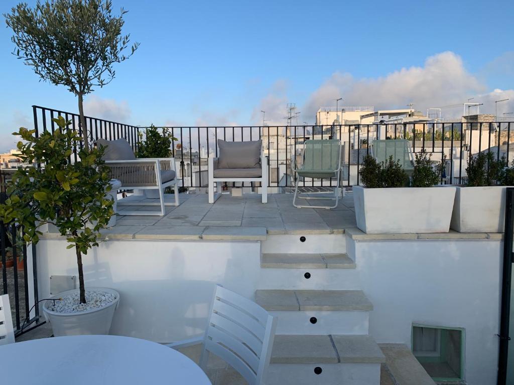 A balcony or terrace at DOMUS OTIUM OSTUNI - Tiny House