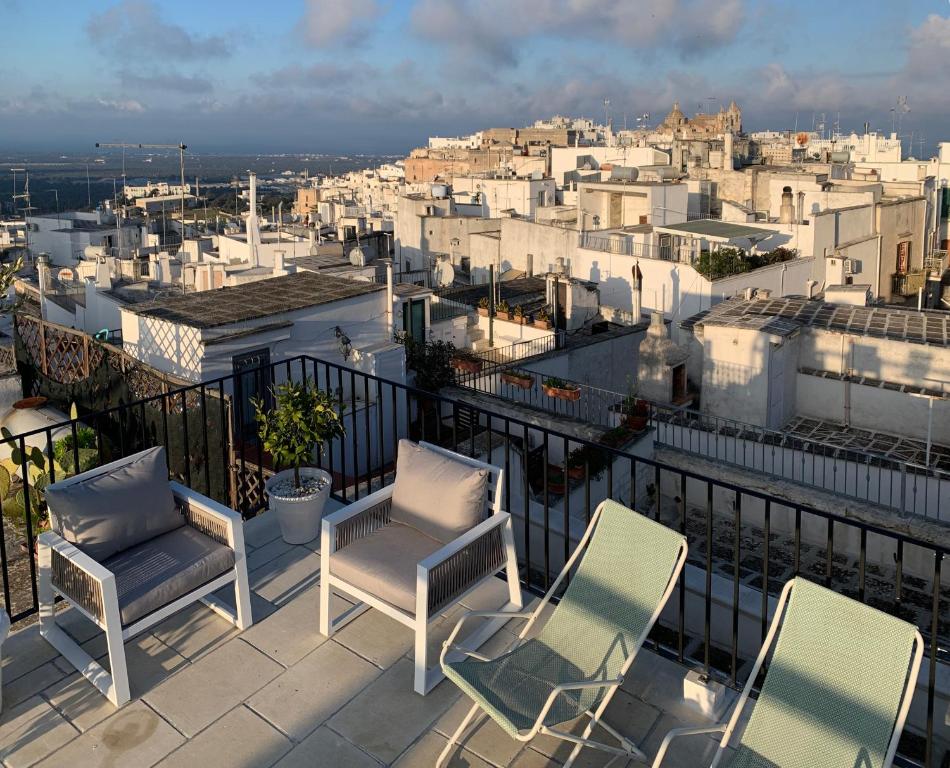 A balcony or terrace at DOMUS OTIUM OSTUNI - Tiny House