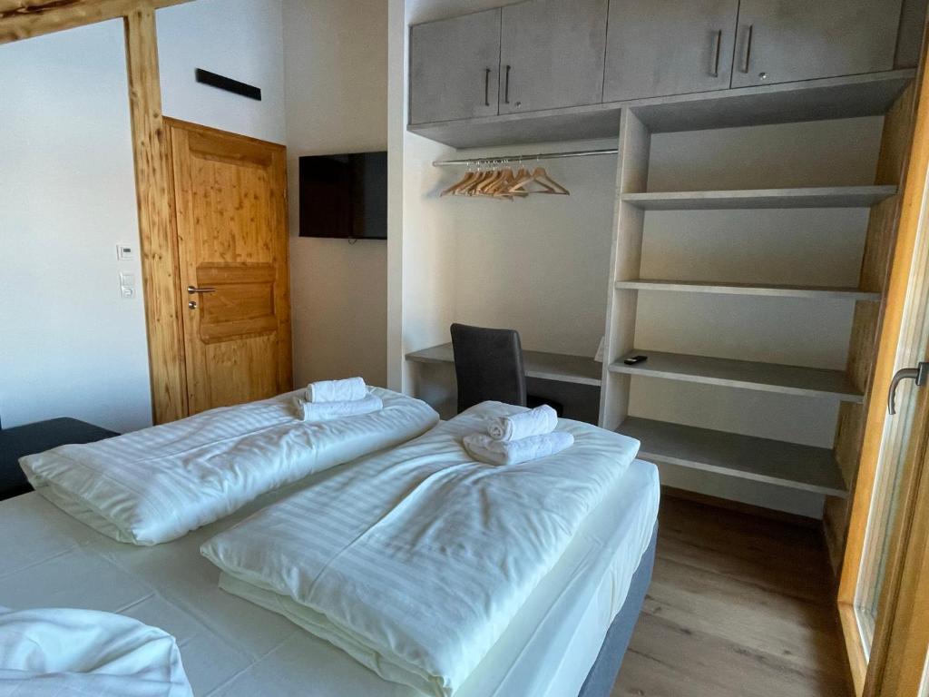 Postel nebo postele na pokoji v ubytování Hillside Chalet Kreischberg