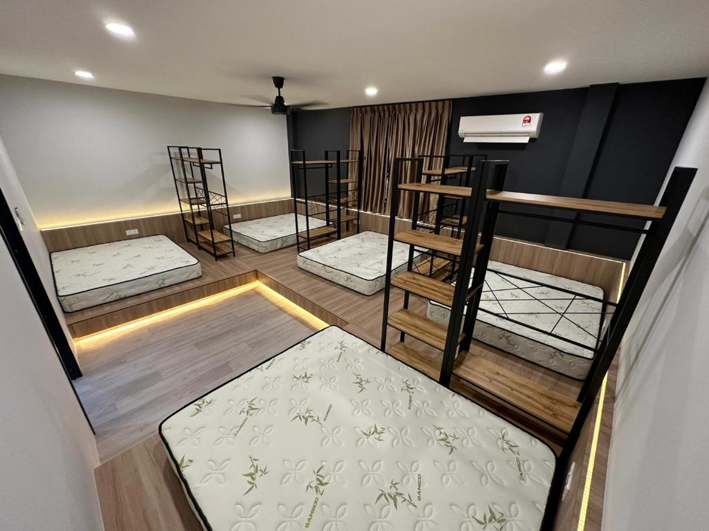 einen Blick über ein Zimmer mit 3 Etagenbetten in der Unterkunft Dali space homestay in Bakri