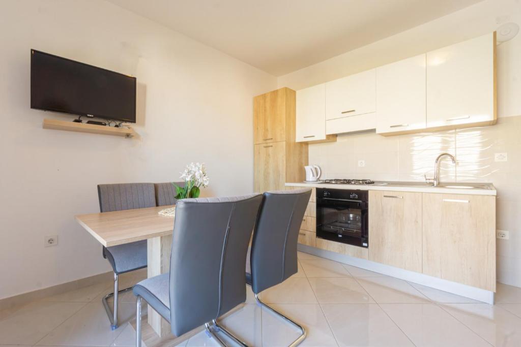 Kuchnia lub aneks kuchenny w obiekcie Apartment and Room Bacic