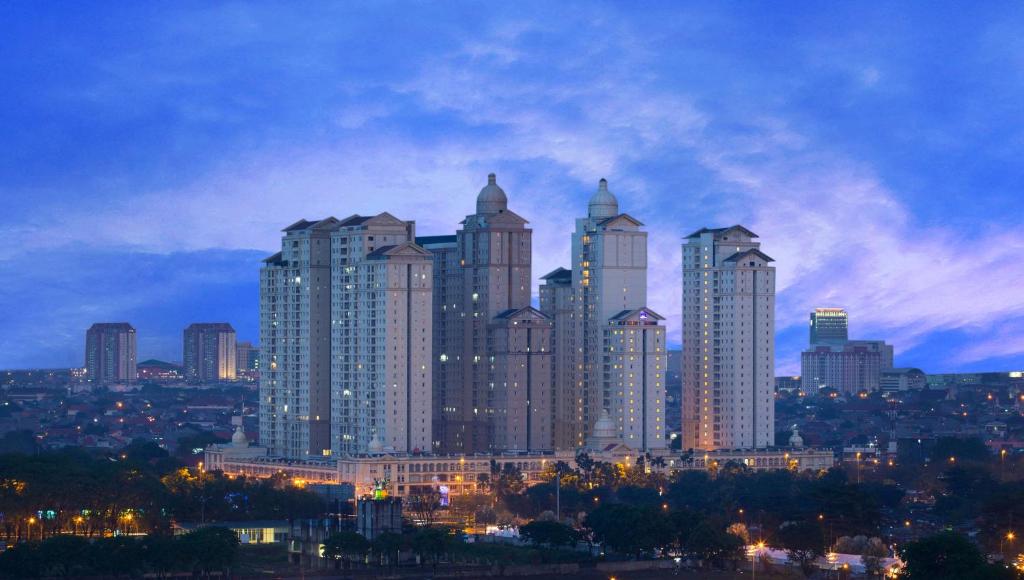 een skyline van een grote stad met hoge gebouwen bij BW Kemayoran Hotel & Convention Powered by Archipelago in Jakarta