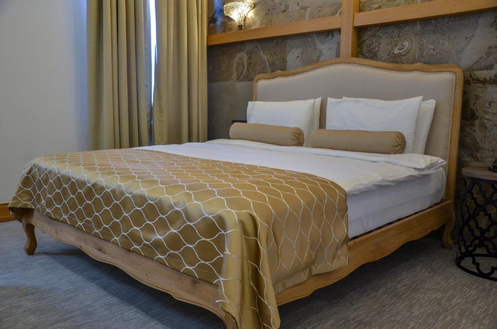Postel nebo postele na pokoji v ubytování Shirvanshah Hotel