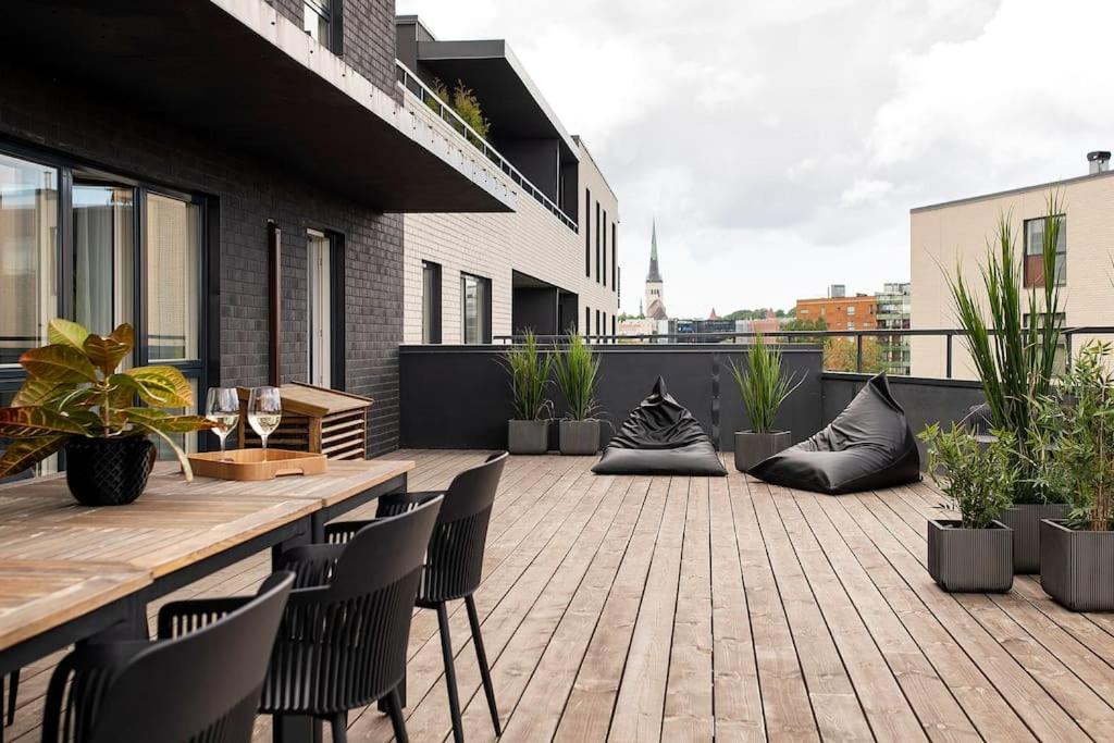 un patio con mesa y sillas en un edificio en W Apartments Uus-Hollandi with sauna en Tallin
