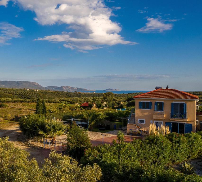 een huis in het midden van een veld met struiken bij Villa Finiki Messinia upstairs in Foiníki