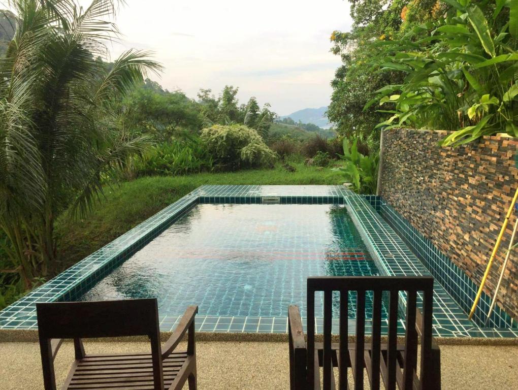 Bazén v ubytování Patong Garden House - Luxury Villa in Patong Hills nebo v jeho okolí
