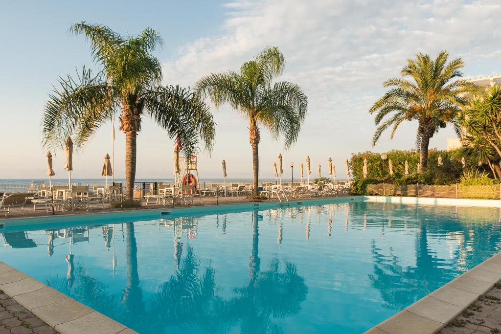 Πισίνα στο ή κοντά στο Elegante Appartamento con Piscina - Wi-Fi & Box Privato