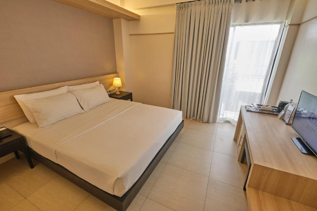 Postel nebo postele na pokoji v ubytování The Tides Hotel Boracay