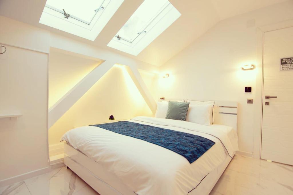 Postel nebo postele na pokoji v ubytování Lumiere Luxe Suites