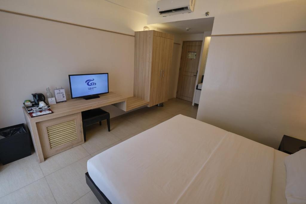 TV a/nebo společenská místnost v ubytování The Tides Hotel Boracay