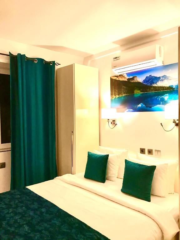 Postel nebo postele na pokoji v ubytování Lumiere Luxe Suites