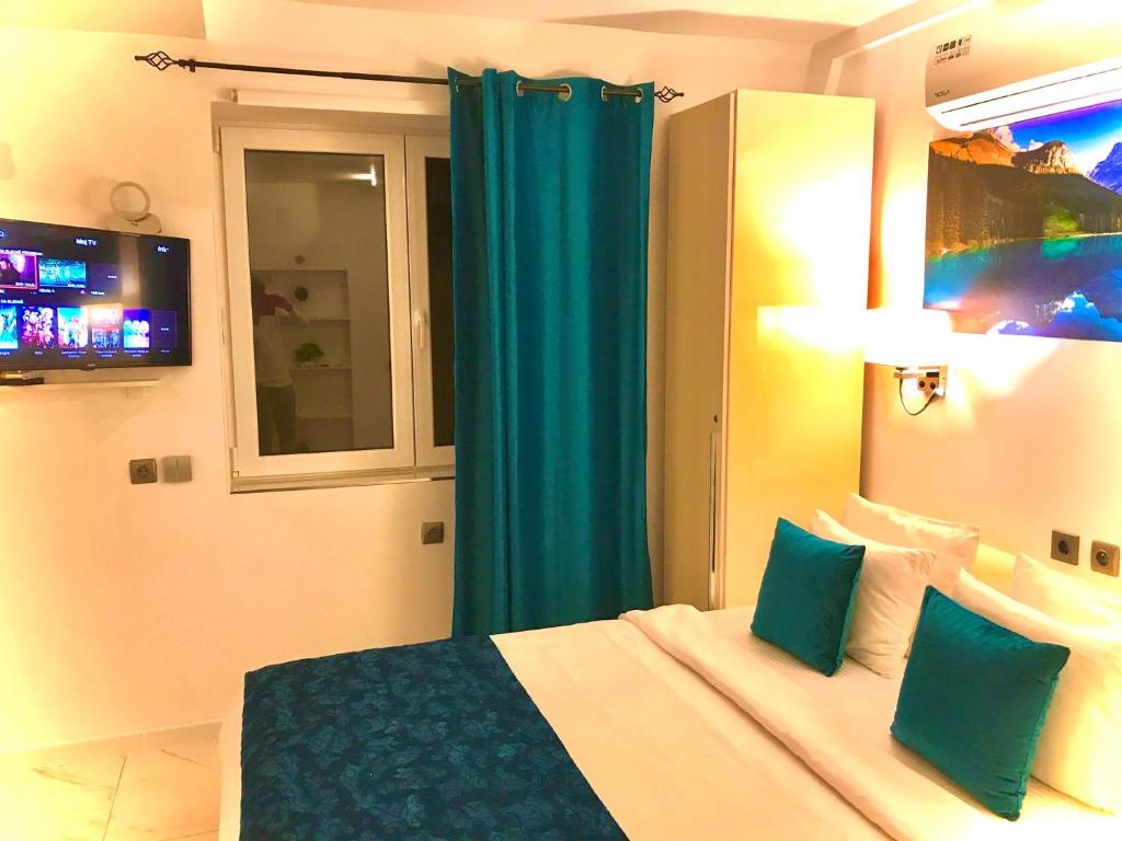Postel nebo postele na pokoji v ubytování Lumiere Luxe Suites