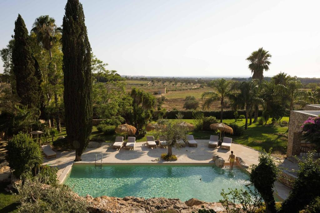 una imagen de una piscina en un jardín en Tenuta Negroamaro en Gallipoli