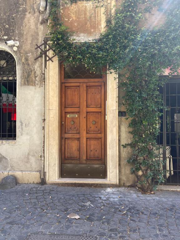 une porte en bois sur le côté du bâtiment dans l'établissement Madonna dei Monti, à Rome