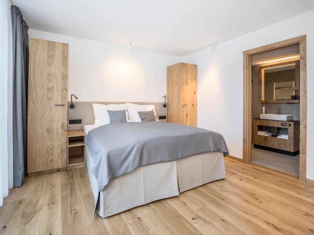 Postel nebo postele na pokoji v ubytování All-Suite Resort Paznaun inklusive Silvretta Premium Card