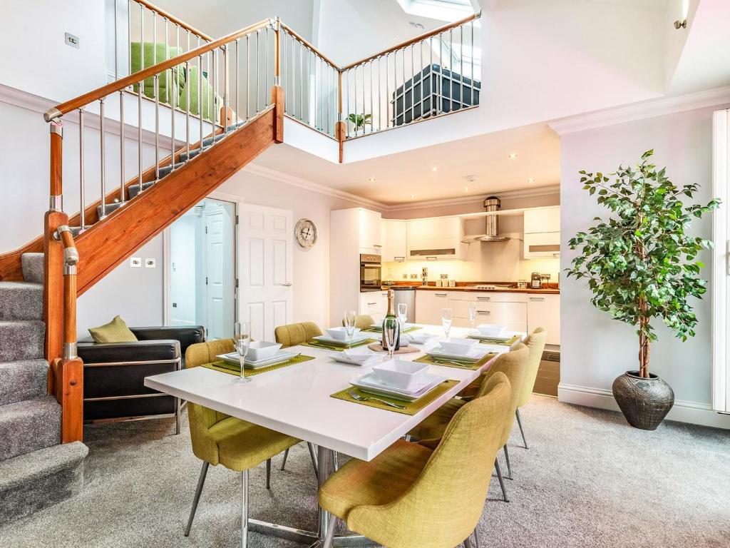 jadalnia i kuchnia z białym stołem i krzesłami w obiekcie Walpole Heights Penthouse w mieście Margate