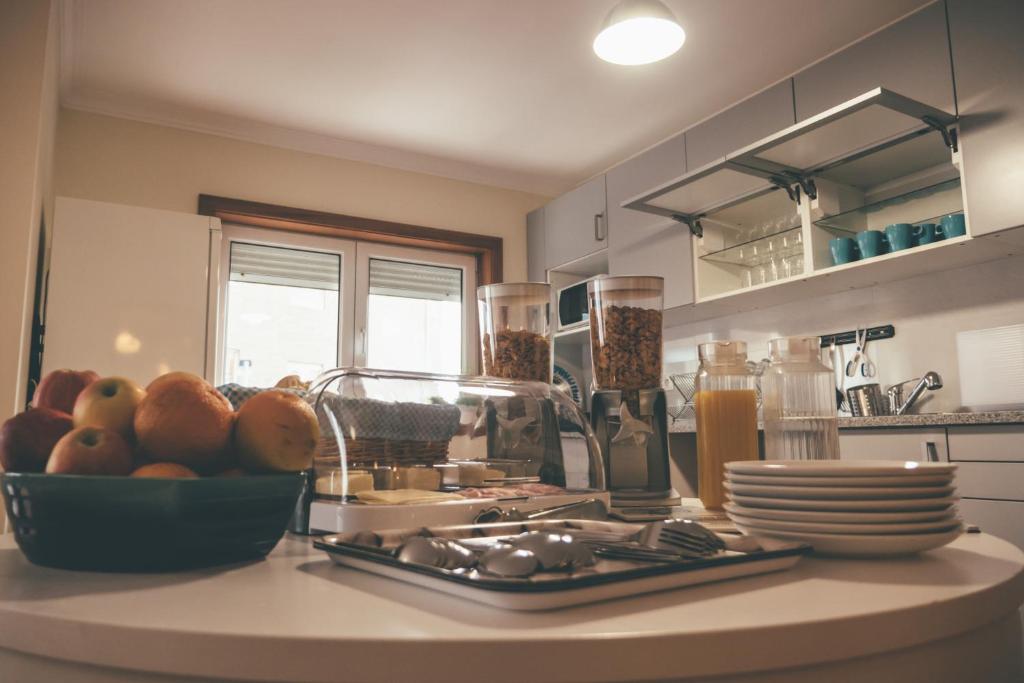 un bancone della cucina con un cesto di frutta sopra di Oportocean Hostel a Matosinhos
