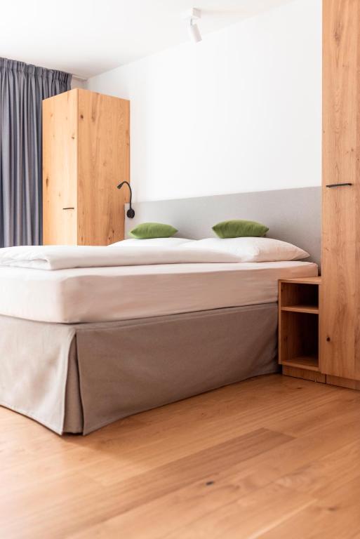 Postel nebo postele na pokoji v ubytování All-Suite Resort Paznaun inklusive Silvretta Premium Card