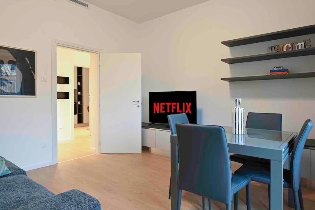 a dining room with a blue table and chairs at -Free Parking & Wifi- 10 minuti dal centro in Padova