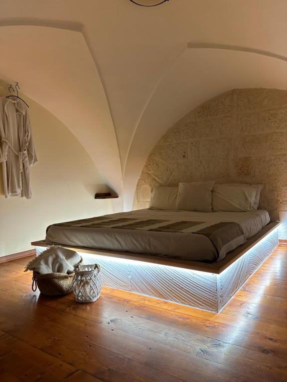 een slaapkamer met een groot bed op een zolder bij c’eSt la Vie aPulia in Fasano