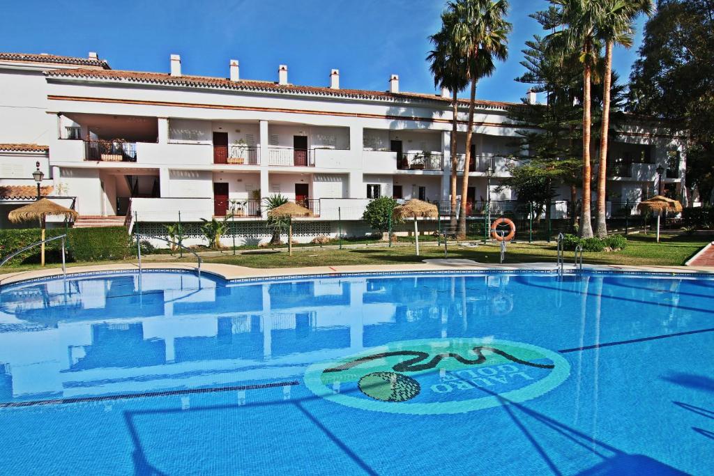 Bazén v ubytovaní Ayma Apartamento Lauro Golf 12 alebo v jeho blízkosti