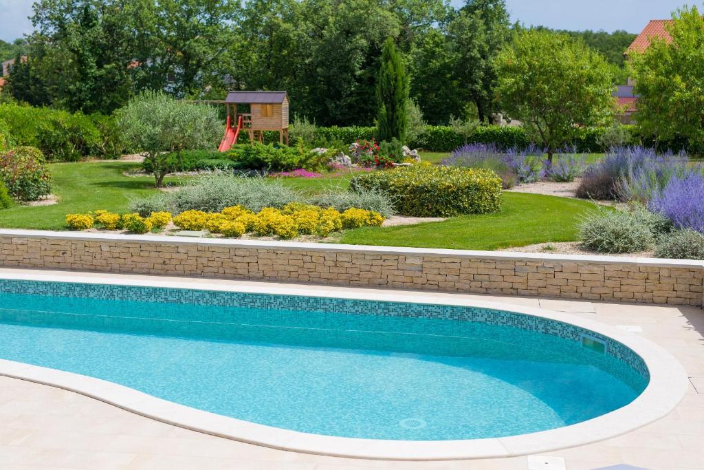 Bazén v ubytování Villa Gardena nebo v jeho okolí