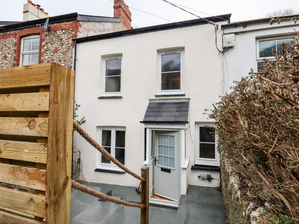 ein Haus mit einem Tor und einem Zaun in der Unterkunft Beach Road House in Ilfracombe