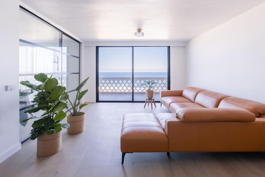 - un salon avec un canapé et une vue sur l'océan dans l'établissement Diamond Suite Bajamar, à Bajamar