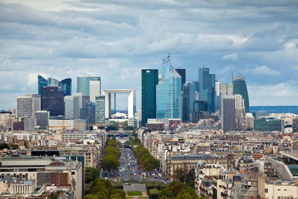 a view of a city with a bunch of buildings at Tour Défense 2000 Magnifique Appartement in Puteaux