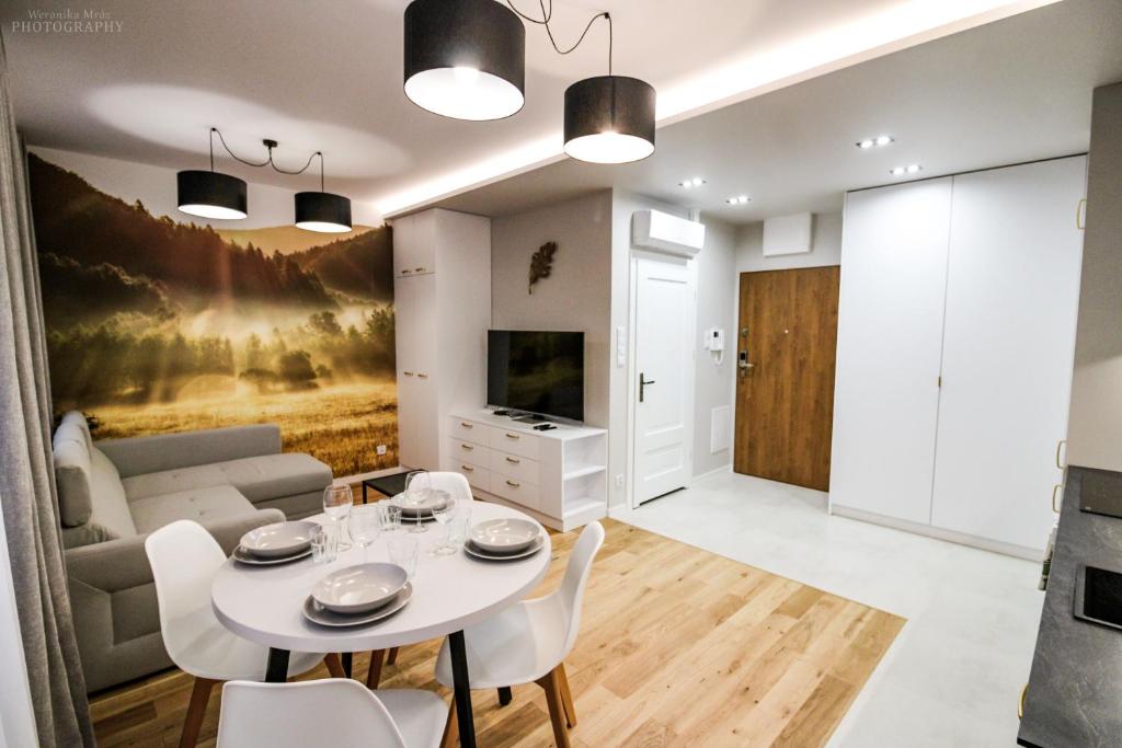 salon ze stołem i kanapą w obiekcie D Apartments Centrum Powietrze w mieście Białystok