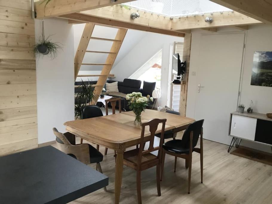 - une salle à manger avec une table et des chaises en bois dans l'établissement Centre superbe appt 6 personnes avec terrasse classé 3 étoiles, à La Bresse