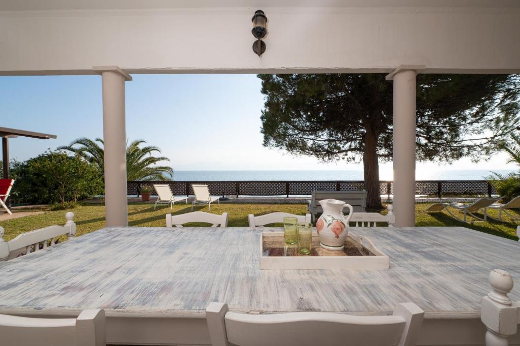 stół z wazonem na górze w obiekcie Villa Cortesia Maritima - seaside & private w mieście Amarynthos