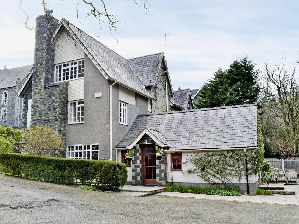 een grijs huis met een grijs dak bij Trem Yr Ynys in Betws-y-coed