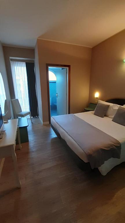 A bed or beds in a room at Hotel Trevi Riccione, in centro sul mare con cucina