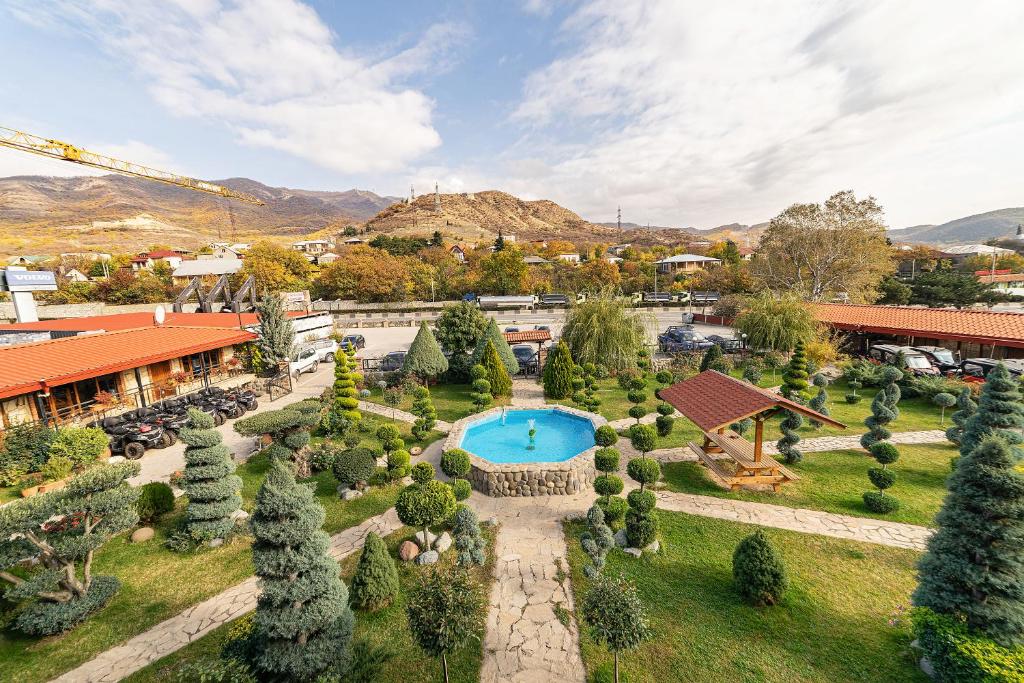 Nespecifikovaný výhled na hory nebo výhled na hory při pohledu z hotelu
