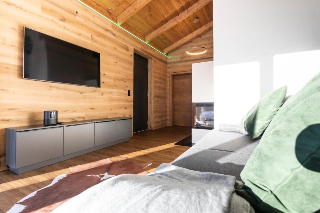 TV a/nebo společenská místnost v ubytování Seisen Almchalet