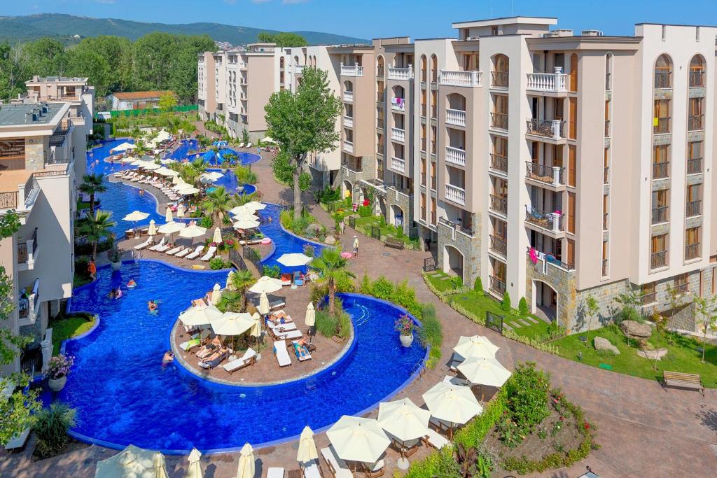 una vista aérea de un complejo con un río lento en La Perla Cascadas, en Sunny Beach