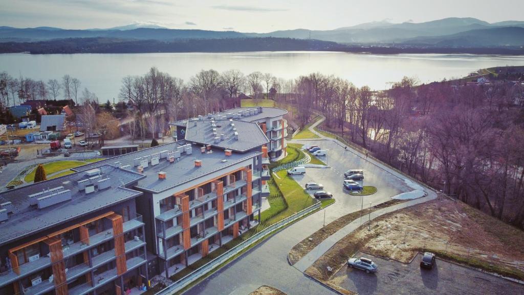 an aerial view of a building next to a lake at Apartament Szafirowy in Zarzecze