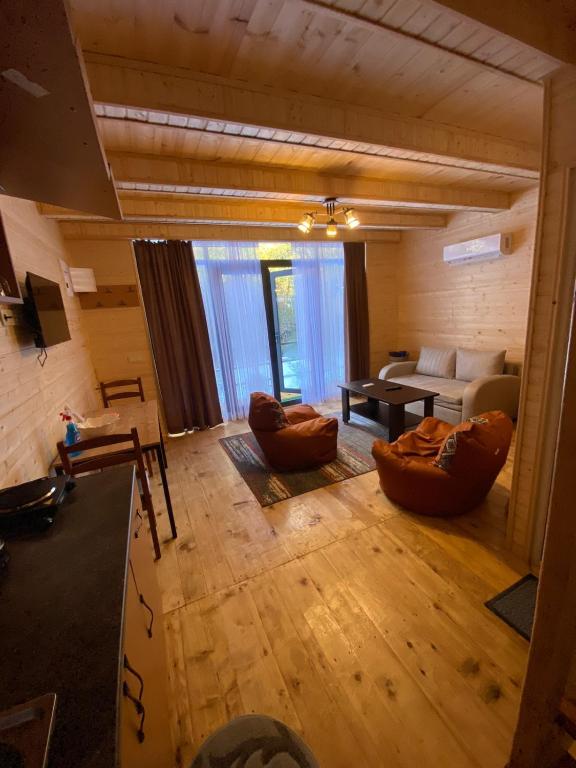 Posezení v ubytování Chalet Rivier • შალე რივიერ
