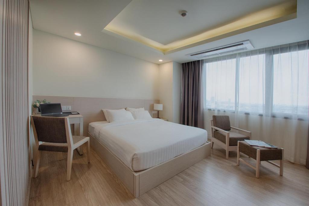 Postel nebo postele na pokoji v ubytování GRANFERTE Phnom Penh Hotel