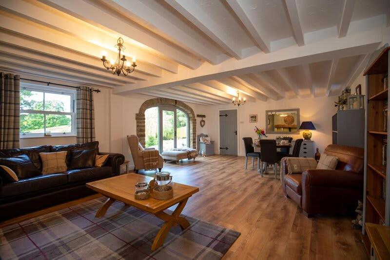 uma sala de estar com um sofá e uma mesa em Host & Stay - Millfield Cottage em Chop Gate