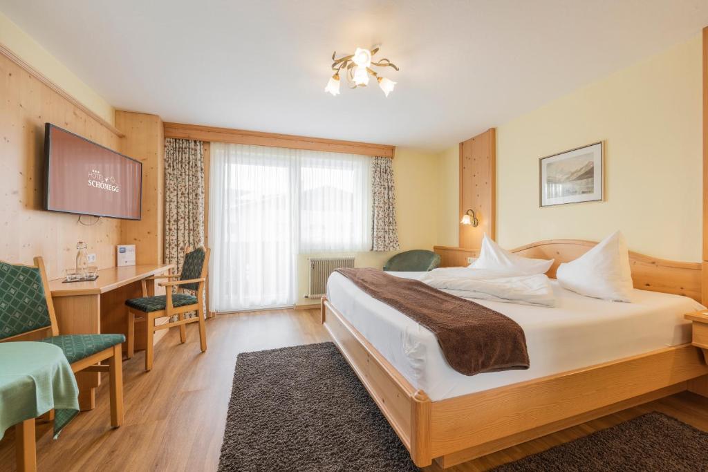 Postel nebo postele na pokoji v ubytování Hotel Schönegg