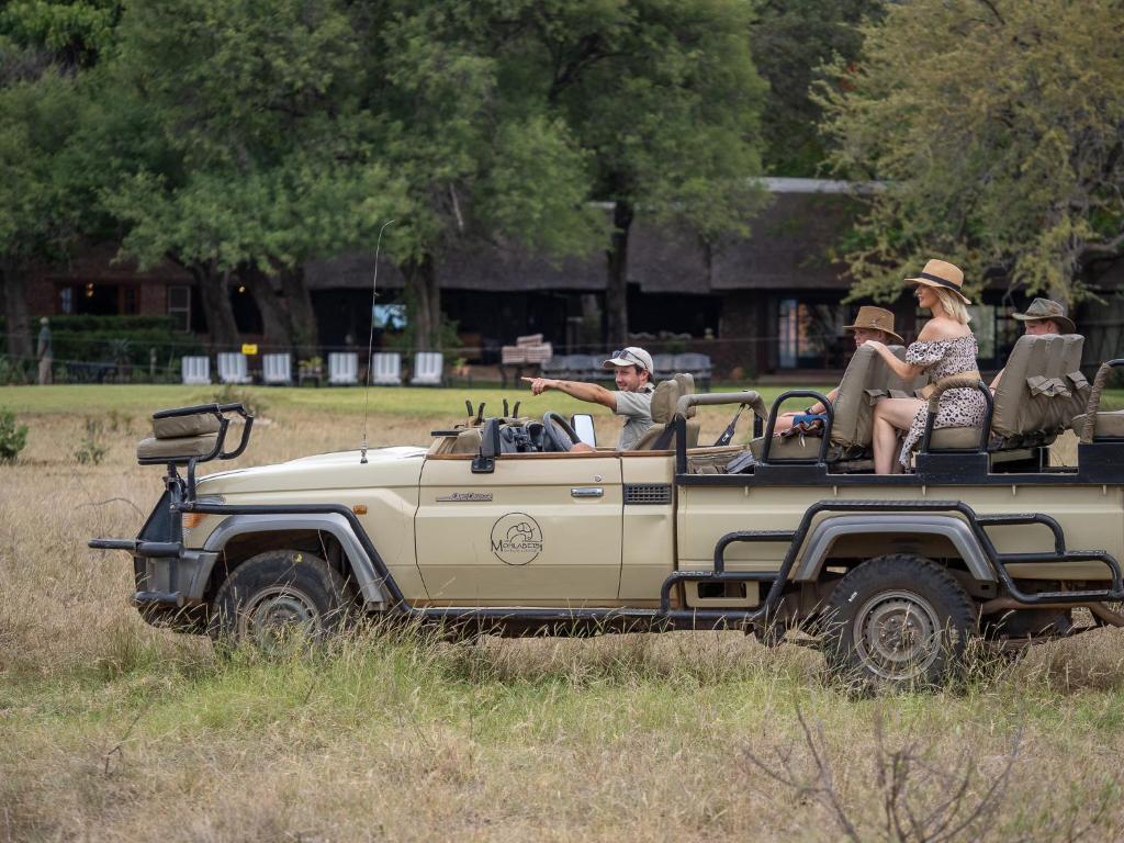 Un gruppo di persone che cavalca sul retro di una jeep di Mohlabetsi Safari Lodge a Hoedspruit